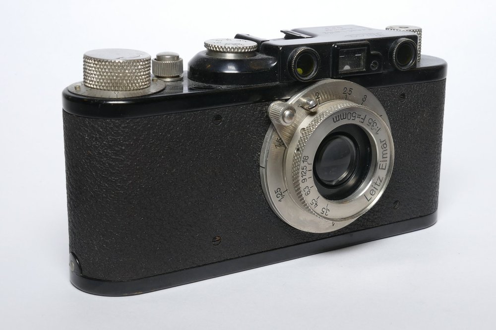   Above: Leica III with collapsible 50mm Elmar — except that in this display model the lens doesn